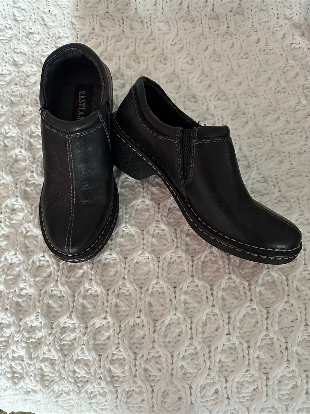 EASTLAND Black Leather Slip-On Clogs with Contrast Stitching Sz6.5 Comfy Quality